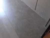 Укладка ПВХ плитки на клей и заливка нивелирующей смеси-4000м2